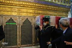 طواف دانشمند شهید فخری‌زاده بر گرد ضریح کریمه اهل بیت(ع)