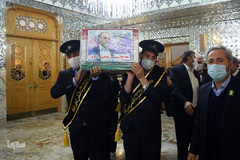 طواف دانشمند شهید فخری‌زاده بر گرد ضریح کریمه اهل بیت(ع)