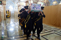 طواف دانشمند شهید فخری‌زاده بر گرد ضریح کریمه اهل بیت(ع)