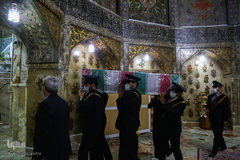 طواف دانشمند شهید فخری‌زاده بر گرد ضریح کریمه اهل بیت(ع)