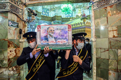 طواف دانشمند شهید فخری‌زاده بر گرد ضریح کریمه اهل بیت(ع)