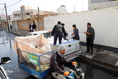 امدادرسانی نیروهای بسیج و سپاه به مردم سیل زده اهواز