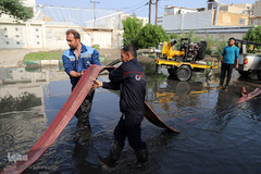 امدادرسانی نیروهای بسیج و سپاه به مردم سیل زده اهواز