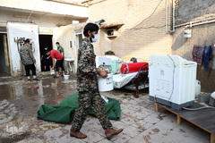 امدادرسانی نیروهای بسیج و سپاه به مردم سیل زده اهواز