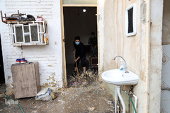 امدادرسانی نیروهای بسیج و سپاه به مردم سیل زده اهواز