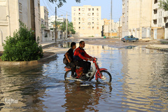 امدادرسانی نیروهای بسیج و سپاه به مردم سیل زده اهواز