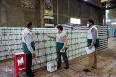 امدادرسانی گروه جهادی خدام‌الرضا(ع) و کانون خدمت آستان قدس رضوی به مردم اهواز