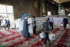 امدادرسانی گروه جهادی خدام‌الرضا(ع) و کانون خدمت آستان قدس رضوی به مردم اهواز