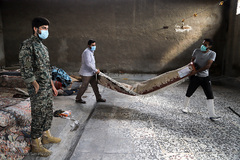 امدادرسانی گروه جهادی خدام‌الرضا(ع) و کانون خدمت آستان قدس رضوی به مردم اهواز