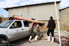 امدادرسانی گروه جهادی خدام‌الرضا(ع) و کانون خدمت آستان قدس رضوی به مردم اهواز