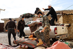 امدادرسانی گروه جهادی خدام‌الرضا(ع) و کانون خدمت آستان قدس رضوی به مردم اهواز