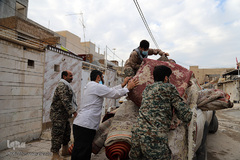 امدادرسانی گروه جهادی خدام‌الرضا(ع) و کانون خدمت آستان قدس رضوی به مردم اهواز