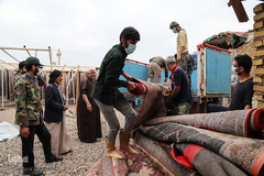 امدادرسانی گروه جهادی خدام‌الرضا(ع) و کانون خدمت آستان قدس رضوی به مردم اهواز