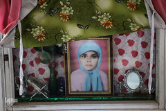 قاب عکس یکی از کودکان شهید موشک باران دزفول در گلزار شهدای این شهر. «بلد الصواریخ» یا شهر موشک‎ها(دزفول) در طول ۸سال جنگ ددمنشانه رژیم بعث عراق، ۱۷۲بار موشک باران شد.