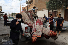 شستشوی فرشهای منازل ساکنین شهر اهواز در پی بارندگی های سیل آسا