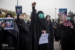 تجمع مردم و دانشجویان در اعتراض به ترور شهید محسن فخری‌زاده، از دانشمندان هسته‌ای و صنایع دفاعی کشور مقابل مجلس شورای اسلامی