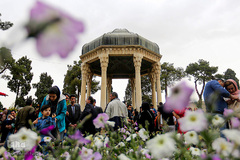 سر ارادت ما به خواجه اهل راز، آرامگاه لسان الغیب،حافظ شعر پارسی در حافظیه شهر شیراز