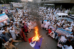 تظاهرات و اعتراضات شدید مسلمانان پاکستان به باز نشر کاریکاتورهای موهن و حمایت امانوئل ماکرون، رئیس جمهور فرانسه از این هتاکی ها به ساحت مقدس پیامبر گرامی اسلام(ص)