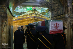 طواف پیکر پاک دانشمند شهید محسن فخری‌زاده بر گرد مضجع شریف کریمه اهل بیت(ع)/ قم