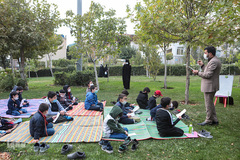 کلاس آموزش قرآن به کودکان، در یکی از بوستان های شهر تهران