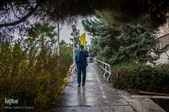 جواد در حال صحبت با همسرش در پایان یک روز کاری سخت 