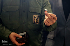 اهدای انگشتر حاج قاسم سلیمانی به حرم‎ شاهچراغ(ع)