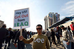 برگزاری راهپیمایی یادبود شهدای مقاومت در میدان التحریر