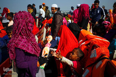 کوچ اجباری مسلمانان روهینگیایی به جزیره ای دورافتاده در بنگلادش