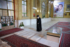 حضور رهبر انقلاب اسلامی در مرقد امام خمینی(ره) و گلزار شهدا