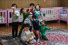 مادری برای 2400 + 1 دختر