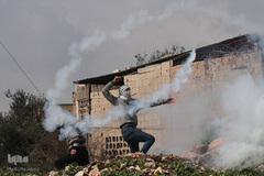 یورش نظامیان رژیم صهیونیستی به راهپیمایی ضد شهرک سازی جمعی از فلسطینی های معترض روستای «بیت دجن» حومه نابلس به اشغال اراضی کشاورزی خود توسط شهرک نشینان صهیونیست