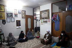 حضور  حجت الاسلام محمد قمی، رئیس سازمان تبلیغات اسلامی در منزل شهدای مدافع حرم تیپ فاطمیون در حسن آباد فشافویه