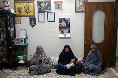 حضور  حجت الاسلام محمد قمی، رئیس سازمان تبلیغات اسلامی در منزل شهدای مدافع حرم تیپ فاطمیون در حسن آباد فشافویه