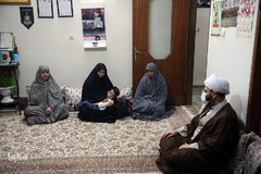 حضور  حجت الاسلام محمد قمی، رئیس سازمان تبلیغات اسلامی در منزل شهدای مدافع حرم تیپ فاطمیون در حسن آباد فشافویه