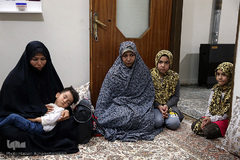 حضور  حجت الاسلام محمد قمی، رئیس سازمان تبلیغات اسلامی در منزل شهدای مدافع حرم تیپ فاطمیون در حسن آباد فشافویه