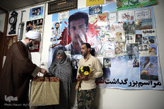 حضور  حجت الاسلام محمد قمی، رئیس سازمان تبلیغات اسلامی در منزل شهدای مدافع حرم تیپ فاطمیون در حسن آباد فشافویه