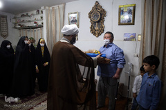 حضور  حجت الاسلام محمد قمی، رئیس سازمان تبلیغات اسلامی در منزل شهدای مدافع حرم تیپ فاطمیون در حسن آباد فشافویه