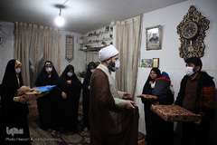 حضور  حجت الاسلام محمد قمی، رئیس سازمان تبلیغات اسلامی در منزل شهدای مدافع حرم تیپ فاطمیون در حسن آباد فشافویه