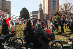 متفاوت ترین راهپیمایی ۲۲ بهمن قرن-
میدان فردوسی