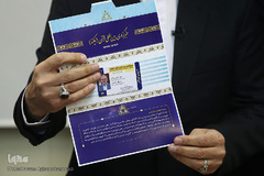 اهدای کارت خبرنگار افتخاری ایکنا به محسن حاجی میرزایی، وزیر آموزش و پرورش