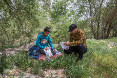«مبین دلایلی میلان» ۱۵ساله با مشکل کم‌توان ذهنی دسته و پنجه نرم می‌کند. او نیز دانش‌آموز پایه اول است و قدرت یادگیری کمتری نسبت به بقیه دارد. پدر مبین فرهنگی است و به همین دلیل نسبت به دیگر دانش‌آموزان در شرایط بهتری زندگی می‌کند.
