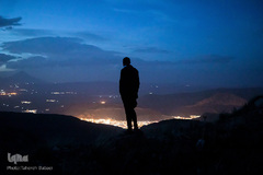 فرهاد به شهر و روستایش دلبسته است. با وجود اینکه آرزوی پیشرفت روستا و خوشبختی کودکان سرزمینش را دارد، اما برای آینده و غلبه بر مشکلاتش طرح‌های زیادی را در سر دارد.