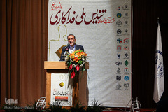 اعطای تندیس فداکاری به دانشجویان