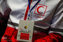 اعطای تندیس فداکاری به دانشجویان