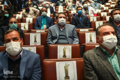 اعطای تندیس فداکاری به دانشجویان