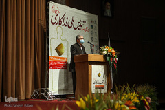 اعطای تندیس فداکاری به دانشجویان