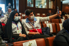 اعطای تندیس فداکاری به دانشجویان