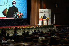 اعطای تندیس فداکاری به دانشجویان