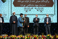 اعطای تندیس فداکاری به دانشجویان