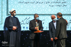 اعطای تندیس فداکاری به دانشجویان